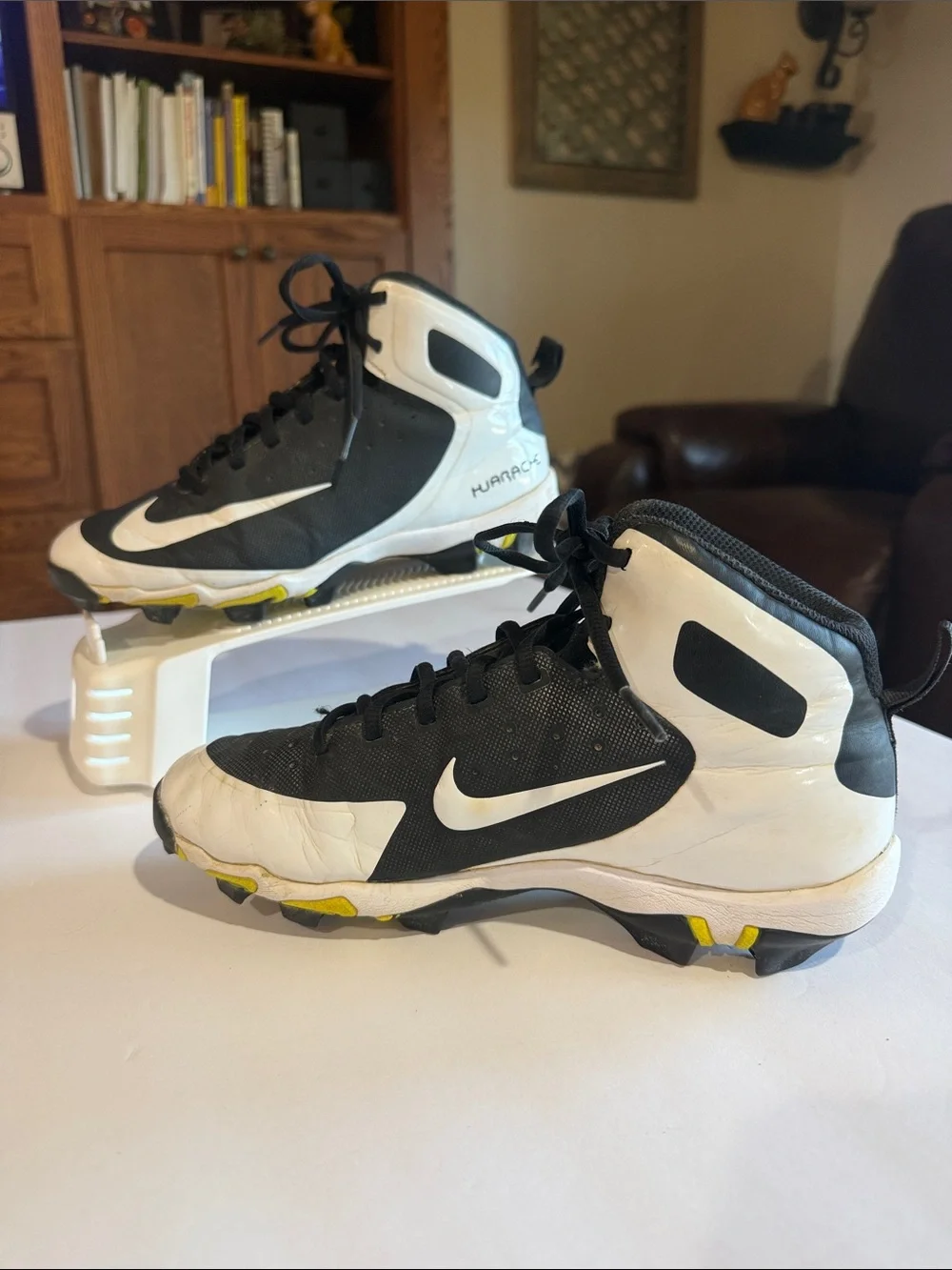 Nike Youth Huarache Black, White & Yellow BB/SB Cleats Size 5.5Y